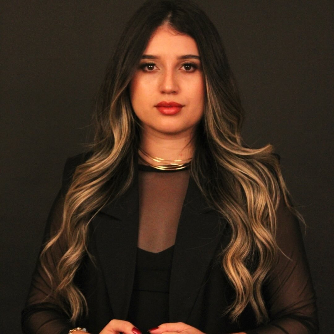 Dra. Danielle Barros vestindo preto