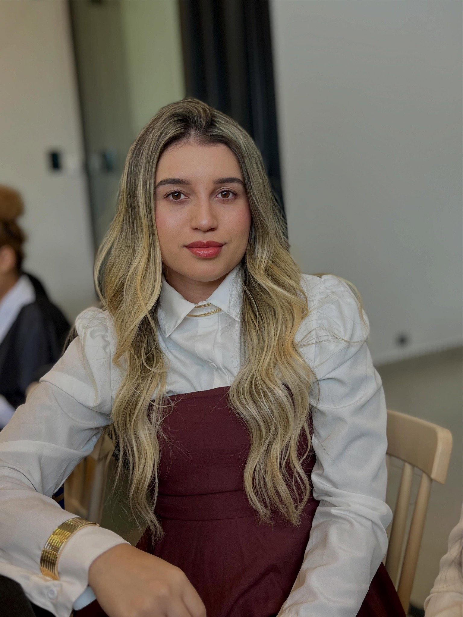 Dra. Danielle Barros em um retrato com camisa branca